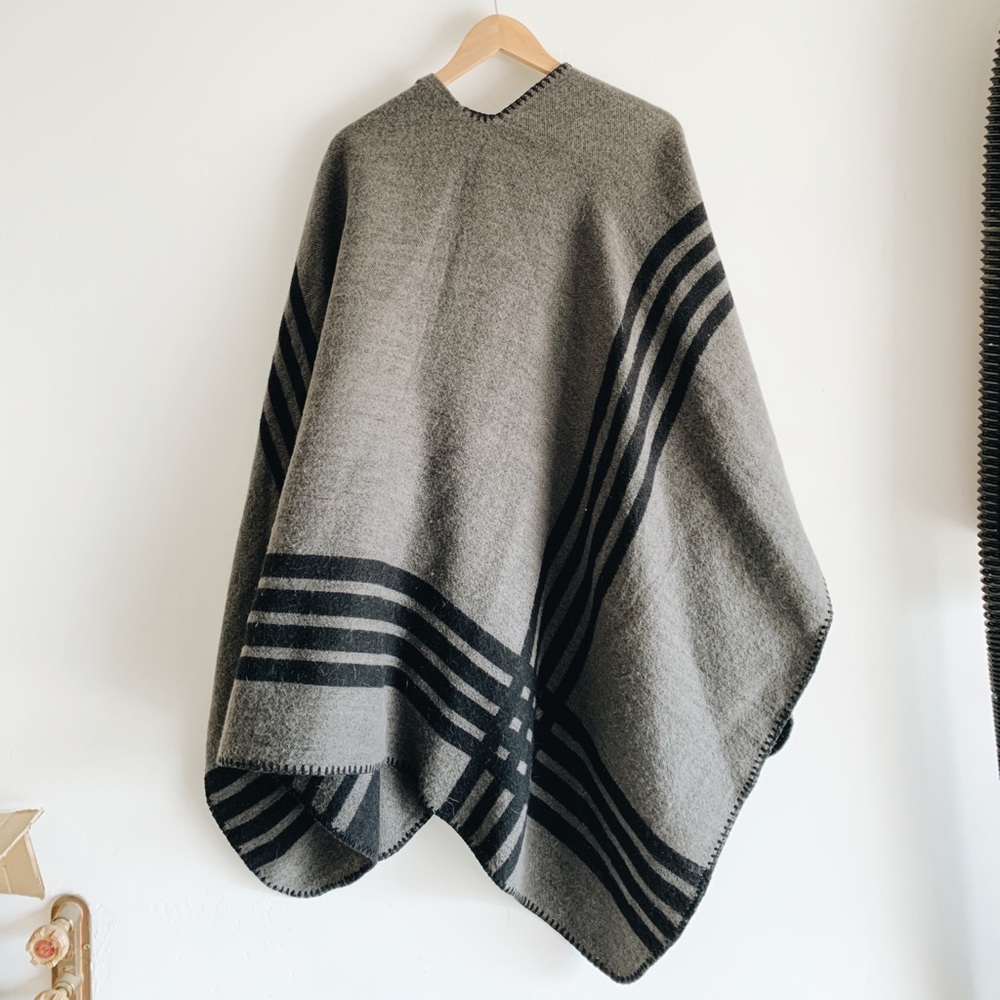 Bb Dakota Reversible Poncho Scarf Black & Grey - Picture 7 of 8